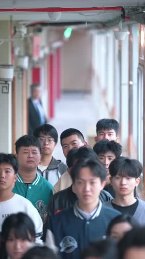 困在女大宿舍，我空间有自助餐厅（71集）穿越短剧