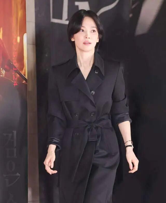 宋慧乔秋季穿搭:米白针织开衫配黑裤,松弛贵气好抄作业 宋慧乔轻熟穿搭_宋慧乔_宋慧乔秋冬毛衣阔腿裤